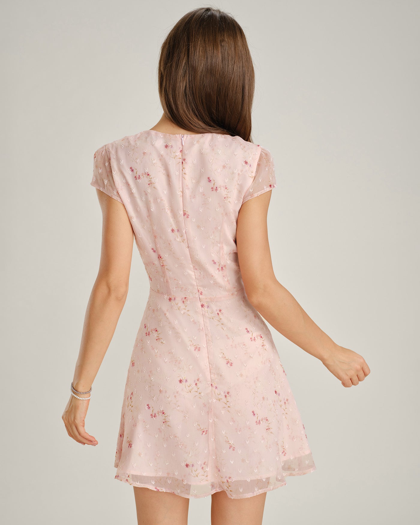 Vestido curto rosa em jacquard com mangas curtas