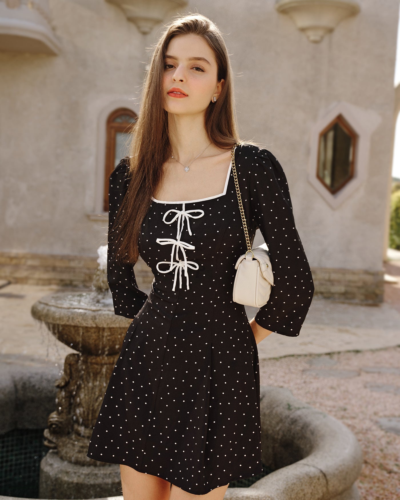 Vestido curto preto com decote quadrado e estampa de poás