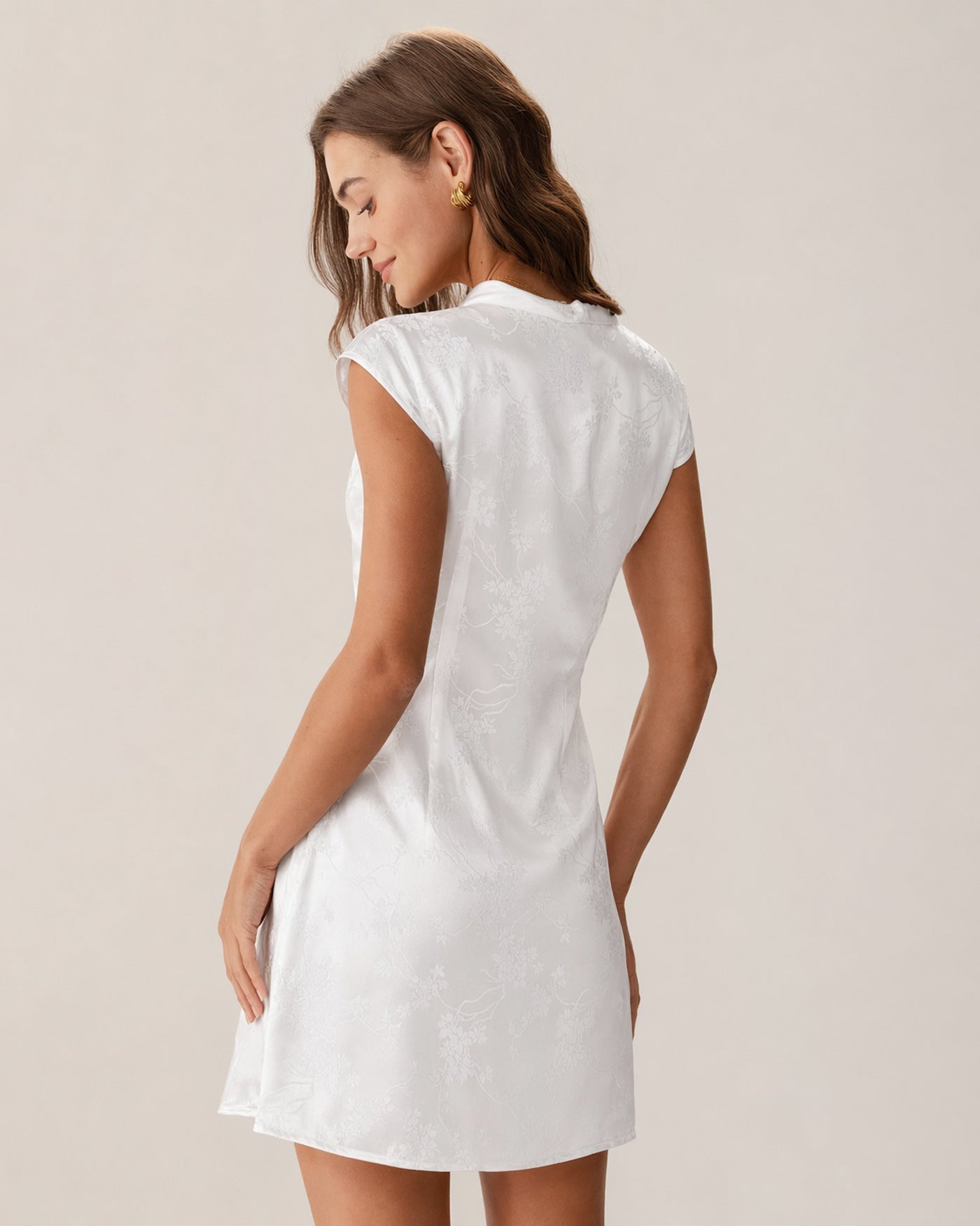 Vestido mini em jacquard branco com gola mandarim