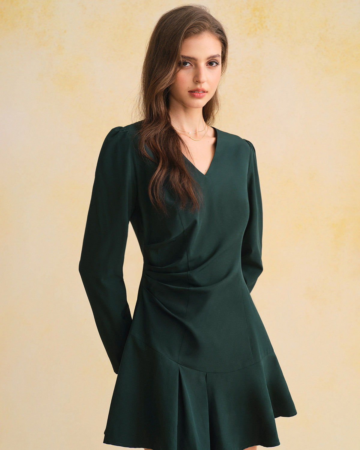 Minivestido verde com decote em V e franzidos