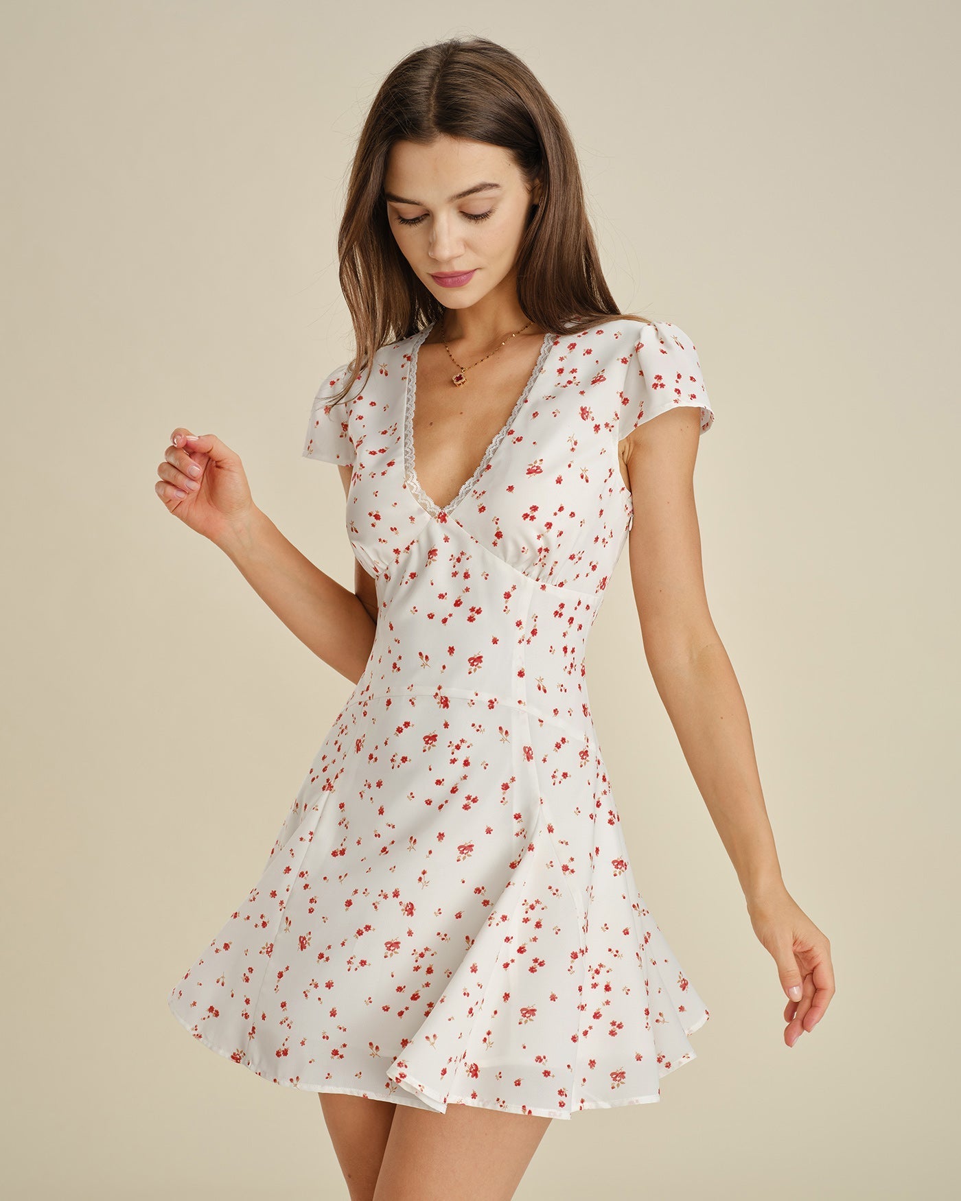 Vestido mini floral de renda marfim com decote em V