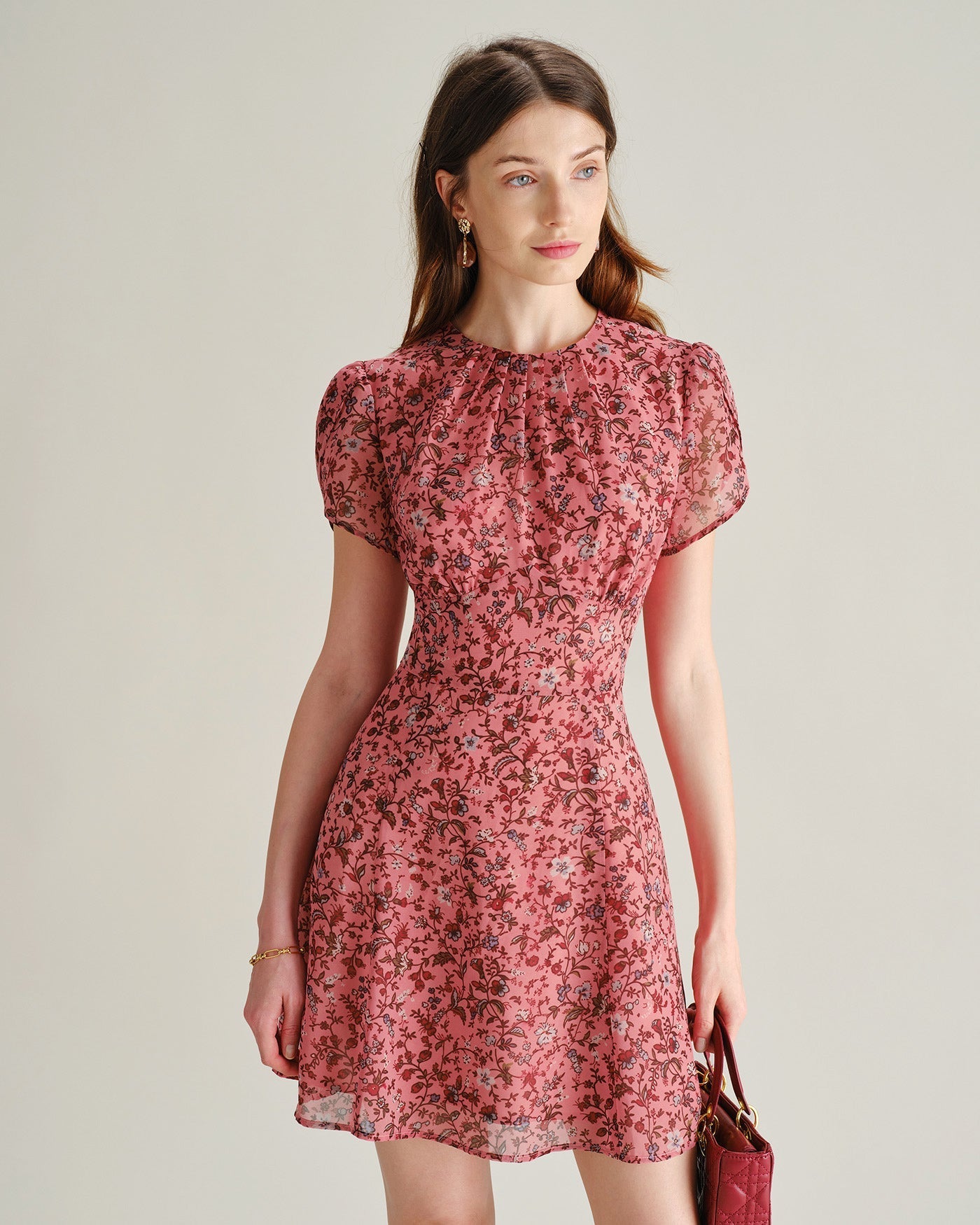 Mini vestido floral rosa em chiffon com babados