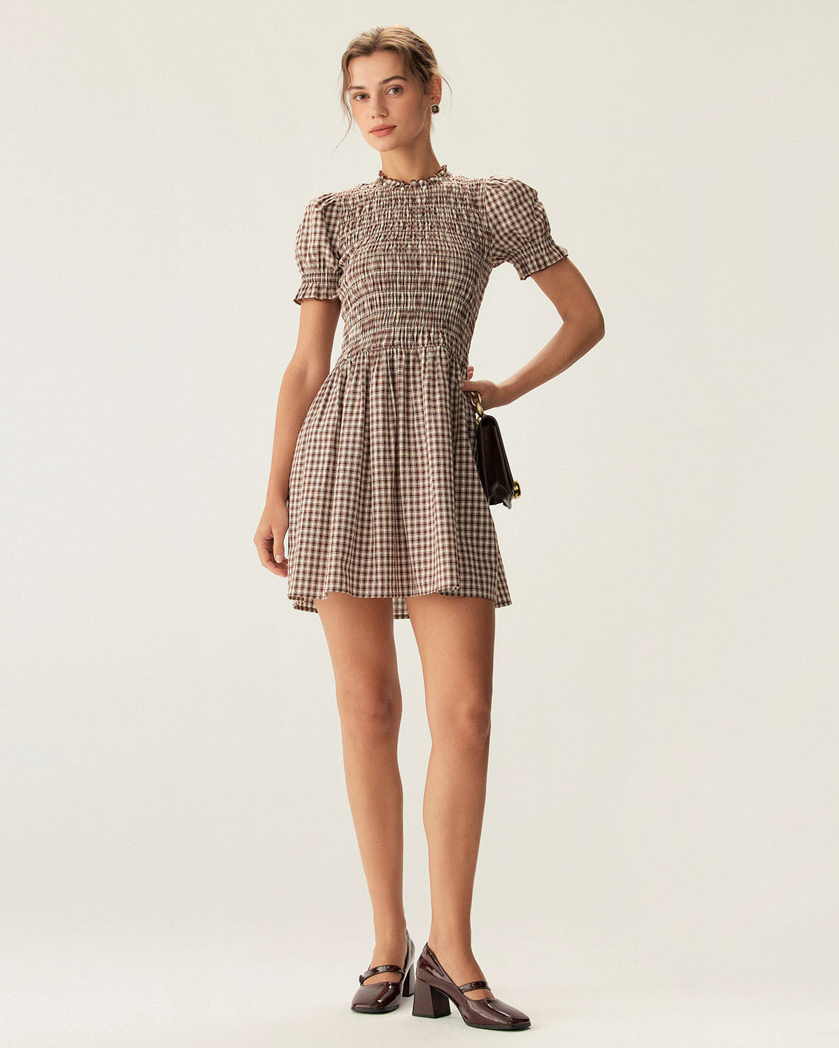 Vestido curto em xadrez vichy café com mangas bufantes