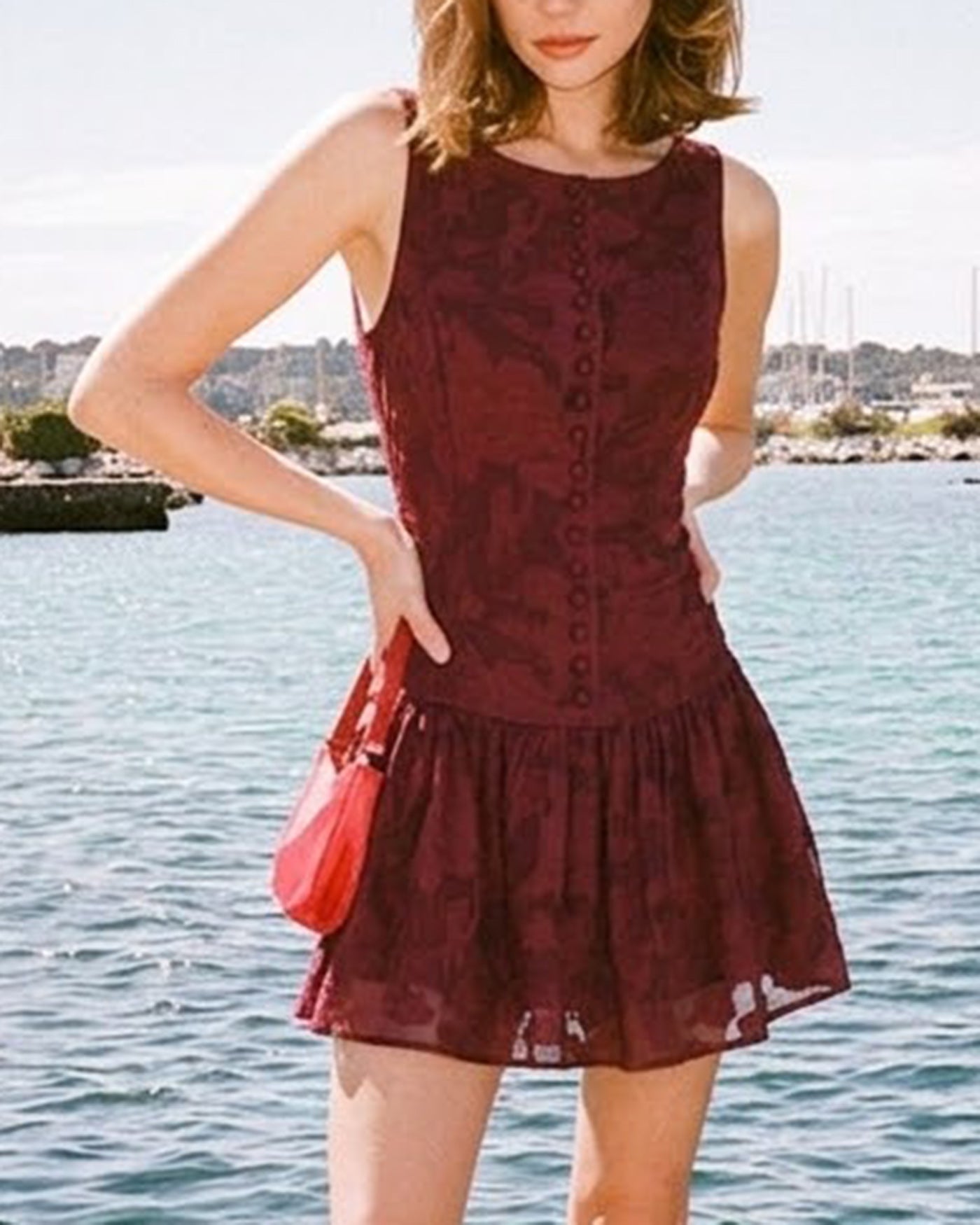 Vestido Mini Evasê em Jacquard Vermelho com Decote Canoa