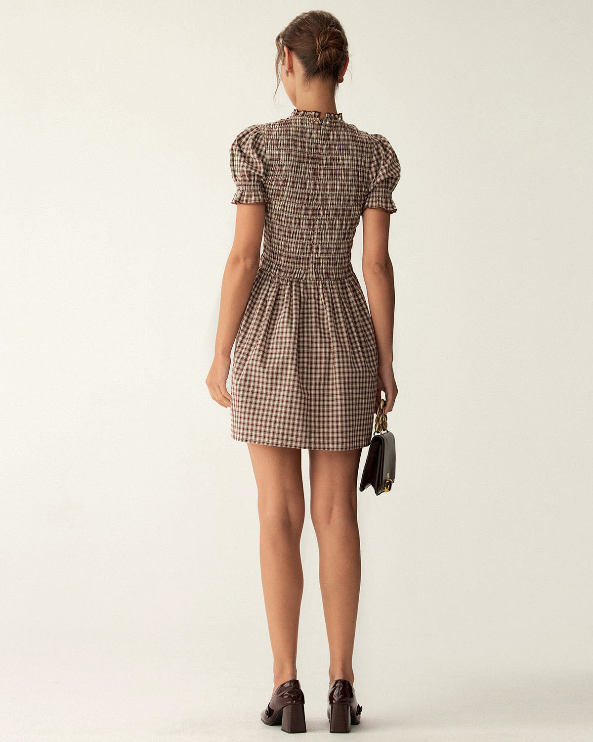 Vestido curto em xadrez vichy café com mangas bufantes