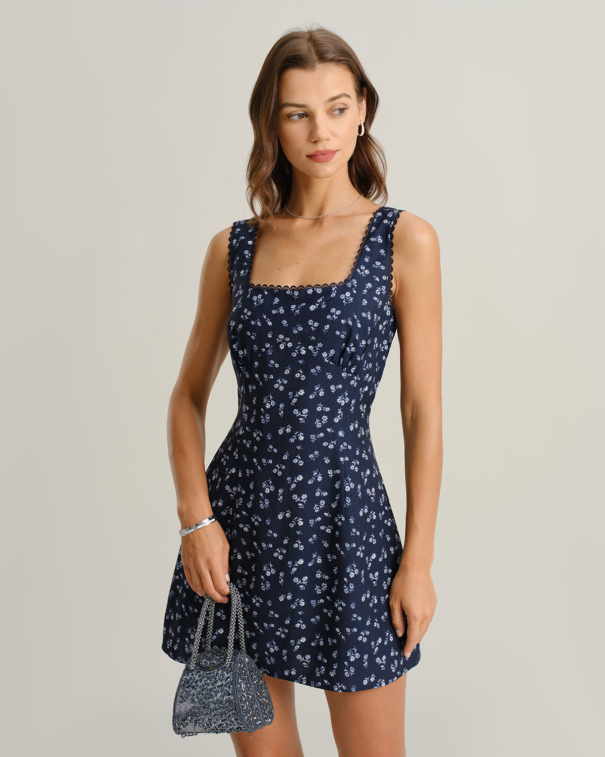 Vestido slip mini com decote quadrado e estampa floral em azul-marinho