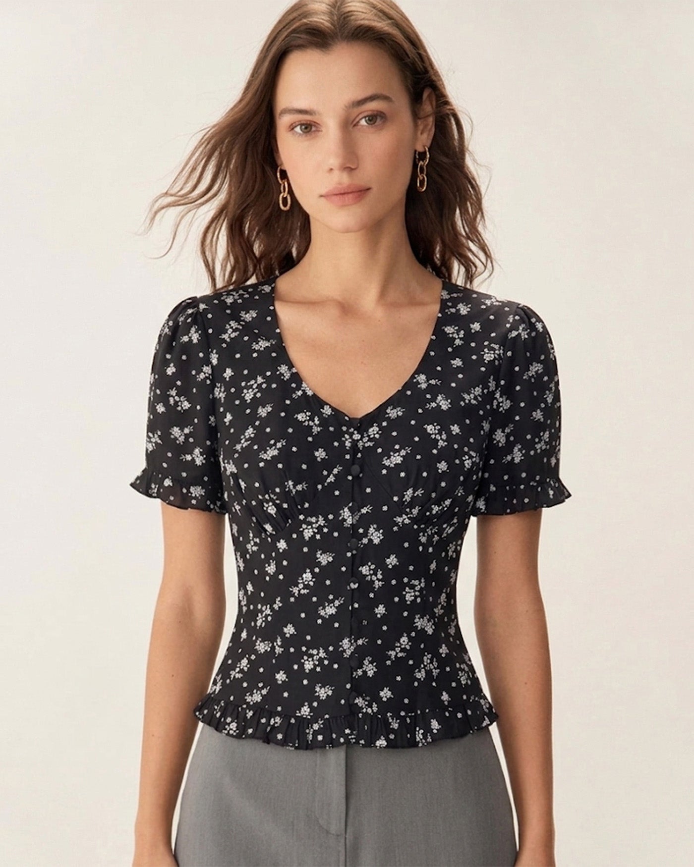 Blusa floral preta com decote em U