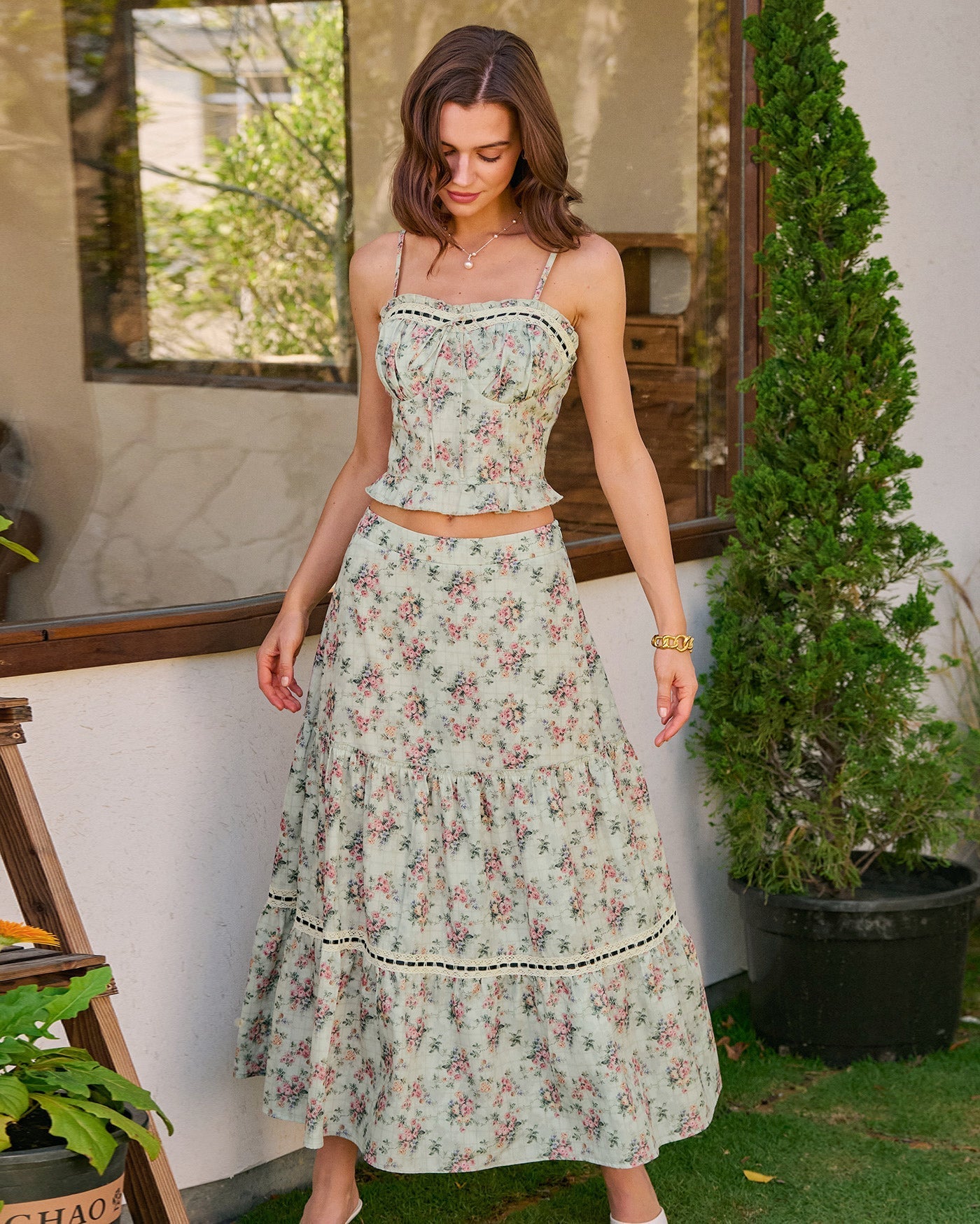 Saia midi evasê floral verde
