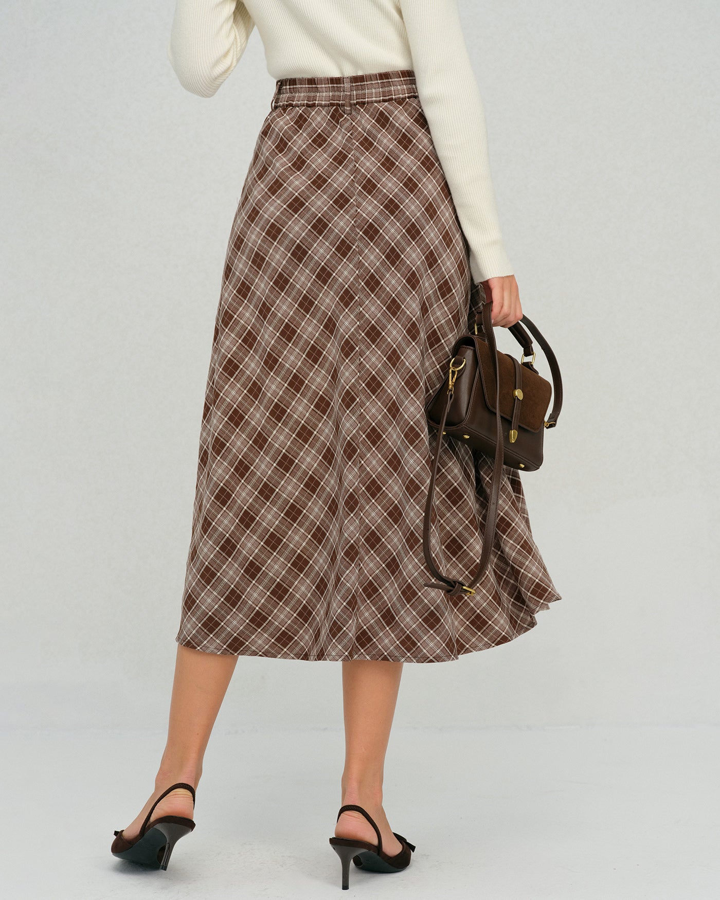 Saia midi evasê xadrez marrom com estampa floral