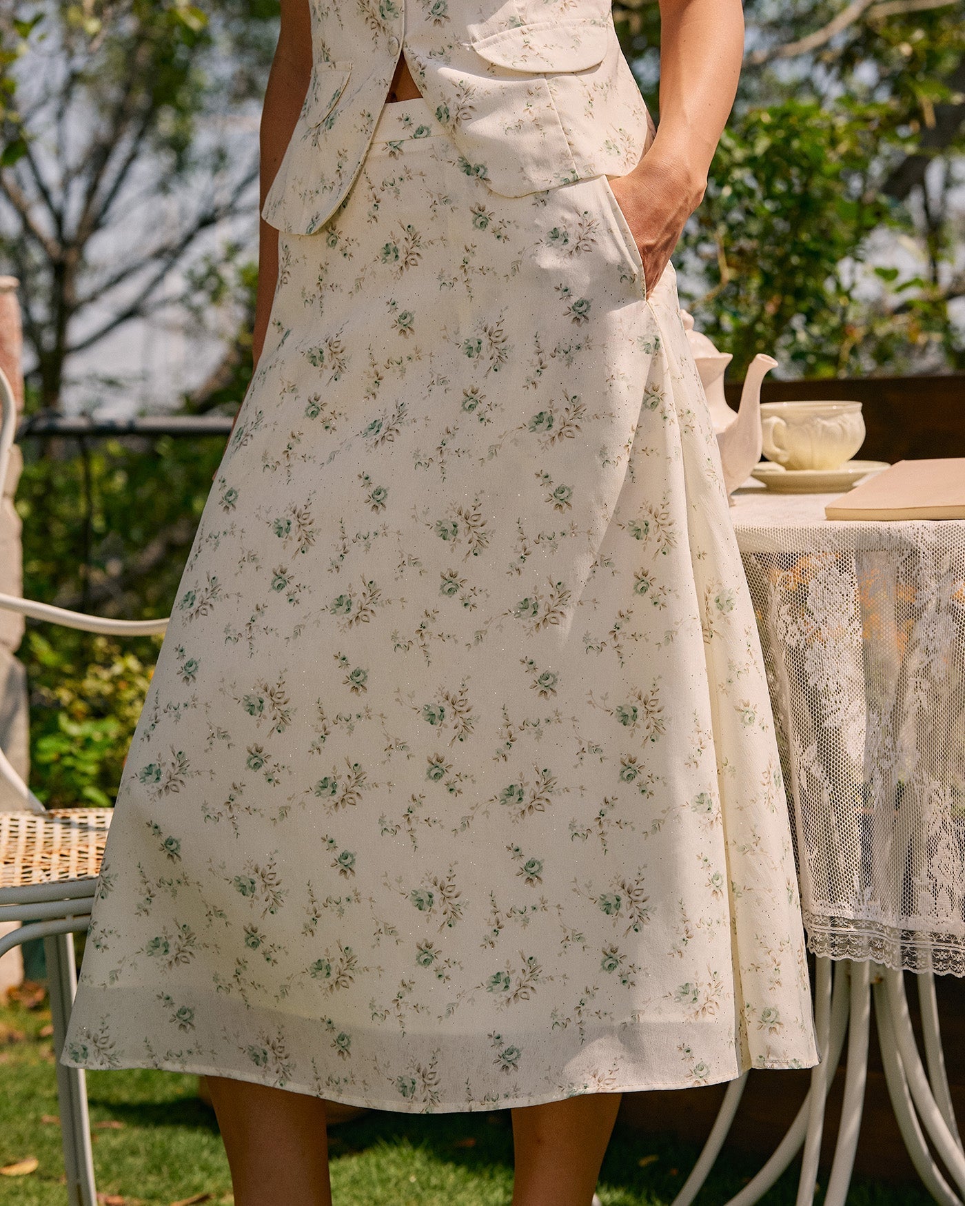 Saia midi floral verde com bolsos