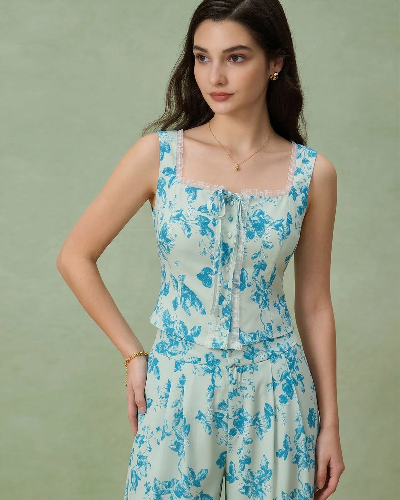 Regata Floral Azul com Decote Quadrado