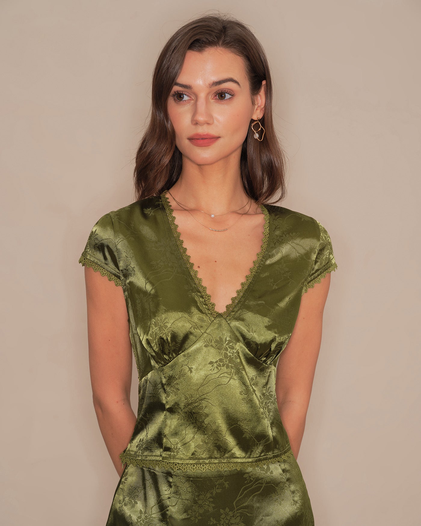 Blusa de cetim floral com decote em V — Verde