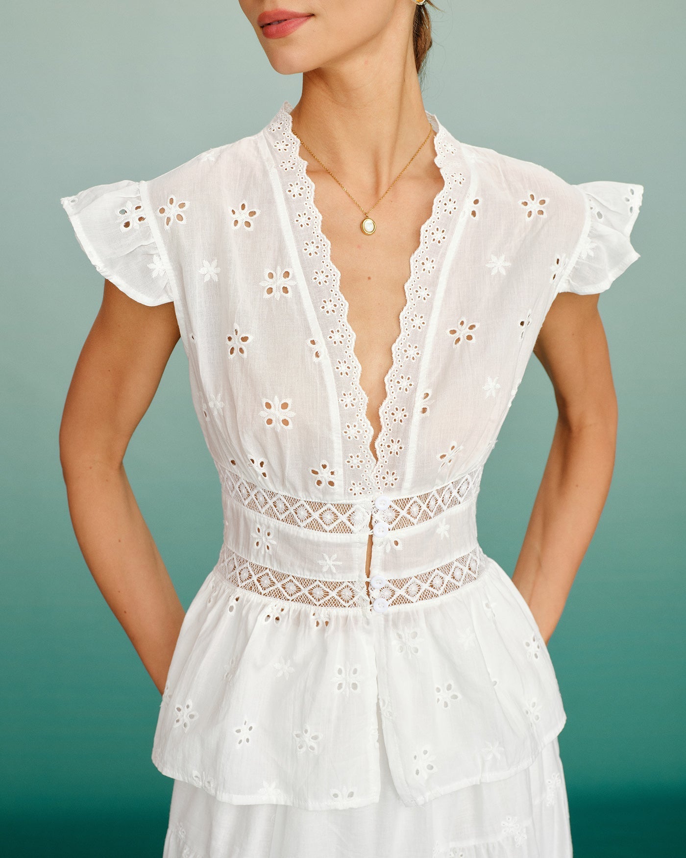 Camiseta branca com decote em V e detalhe vazado