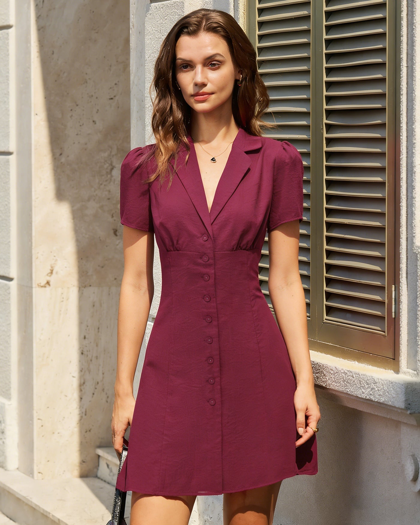 Vestido Curto Vermelho com Decote em V e Botões