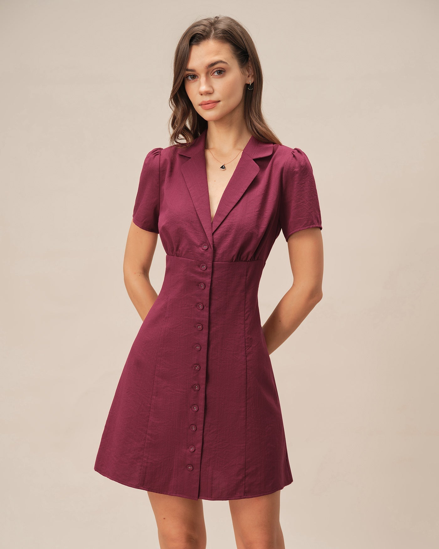 Vestido Curto Vermelho com Decote em V e Botões