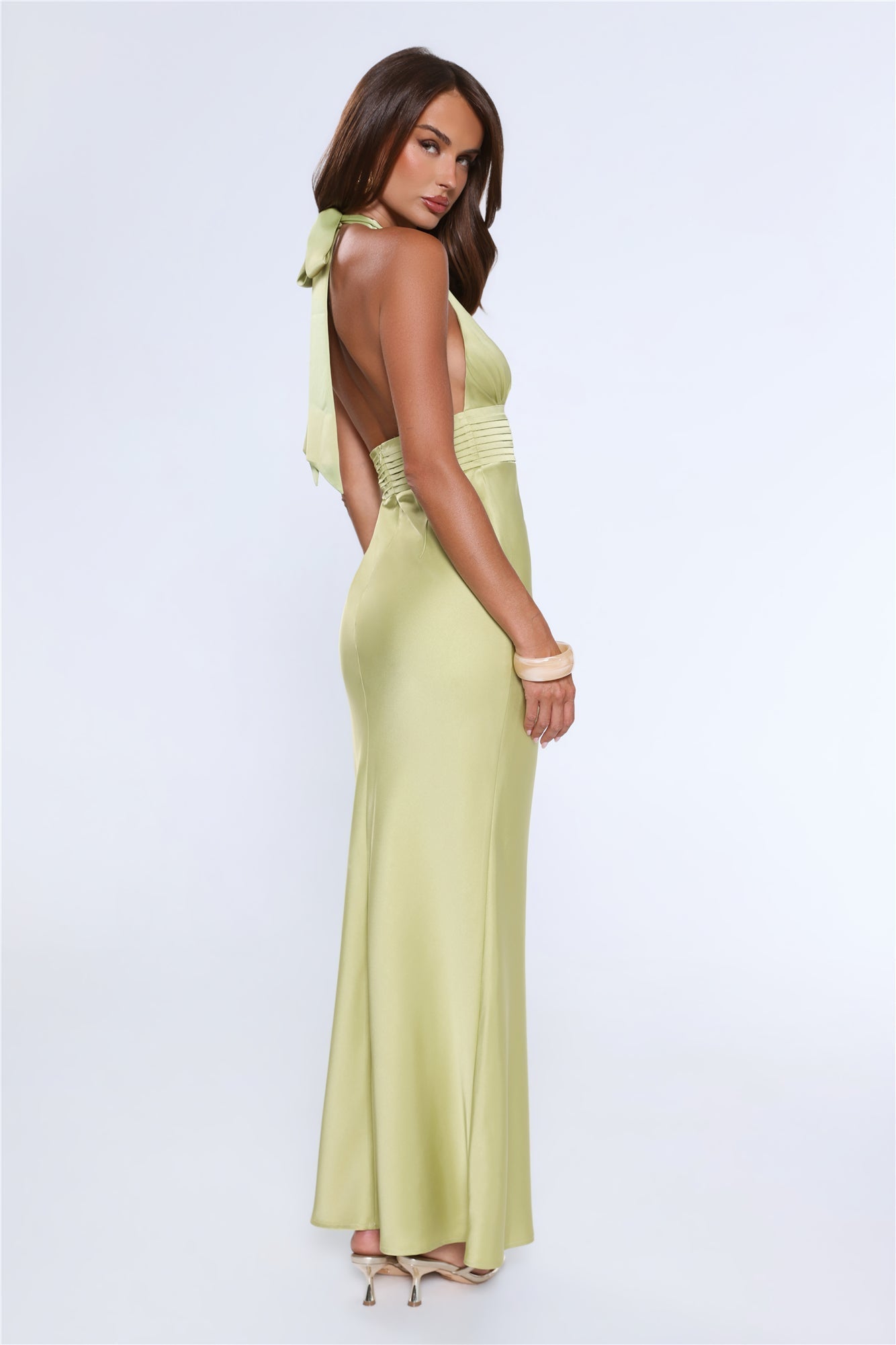 The Evening Standard Vestido Maxi de Cetim com Decote Halter — Verde