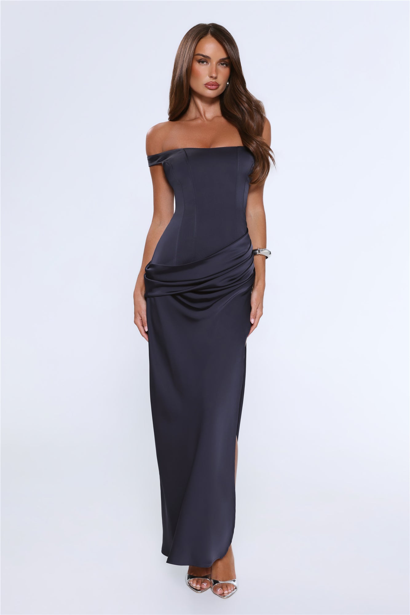 The After Party — Vestido longo ombro a ombro em cetim, azul marinho