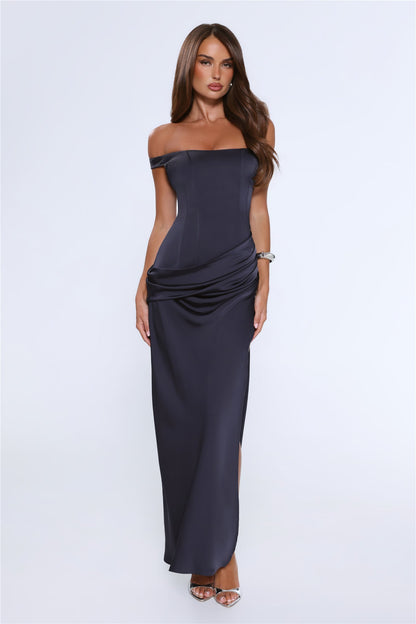 The After Party — Vestido longo ombro a ombro em cetim, azul marinho