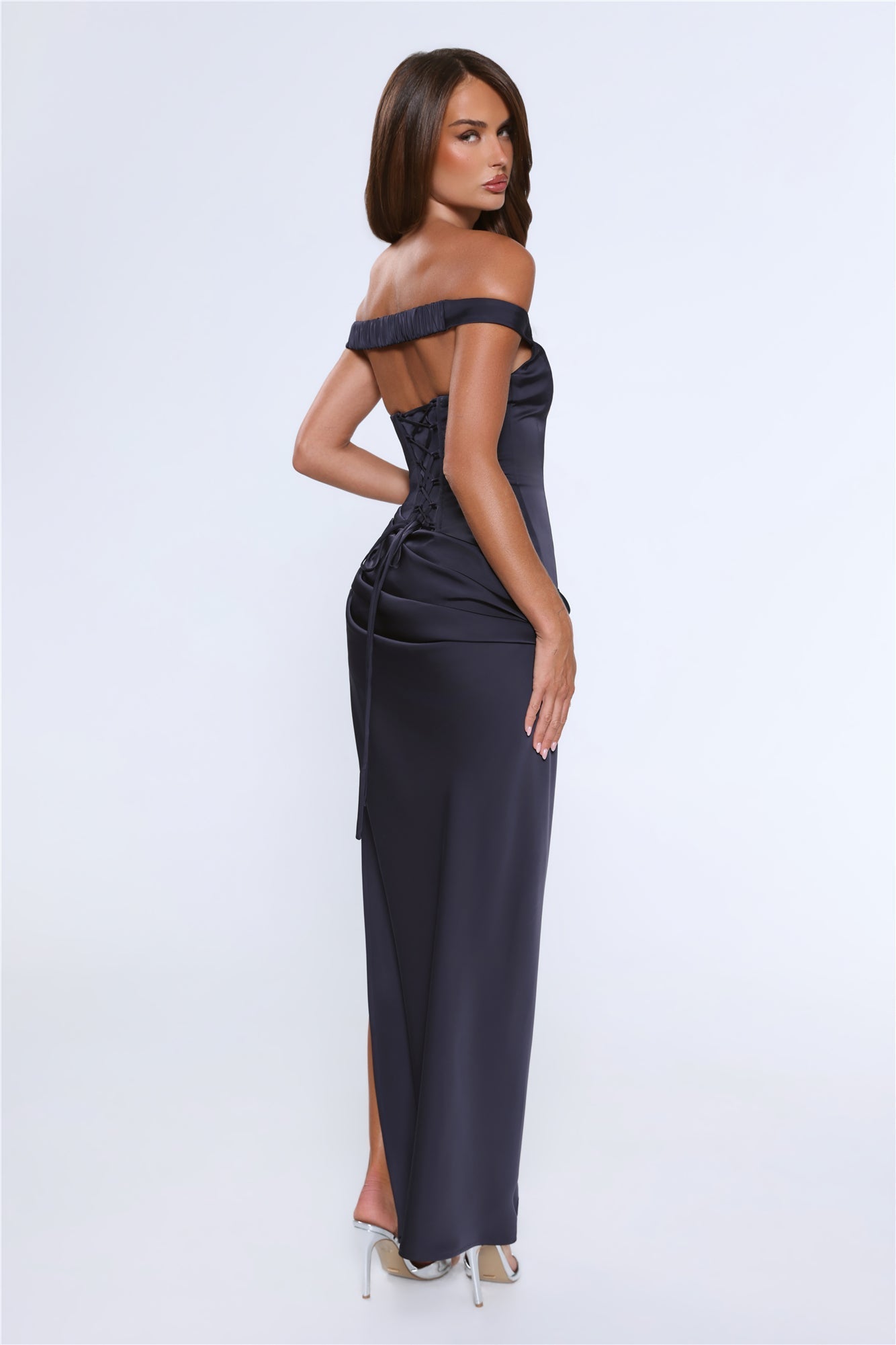 The After Party — Vestido longo ombro a ombro em cetim, azul marinho
