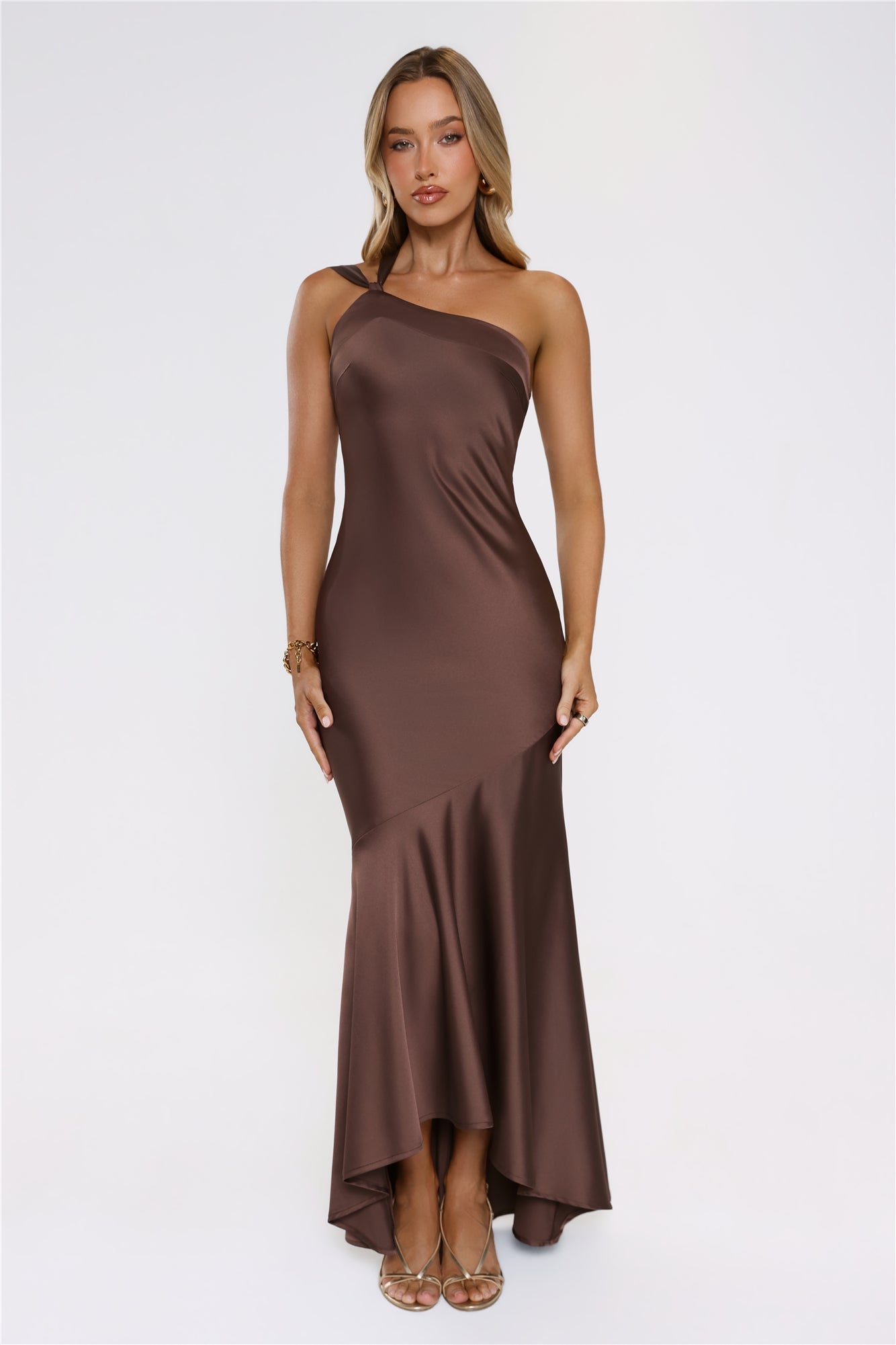Romantic Affair — Vestido longo de cetim com um ombro só (Marrom)