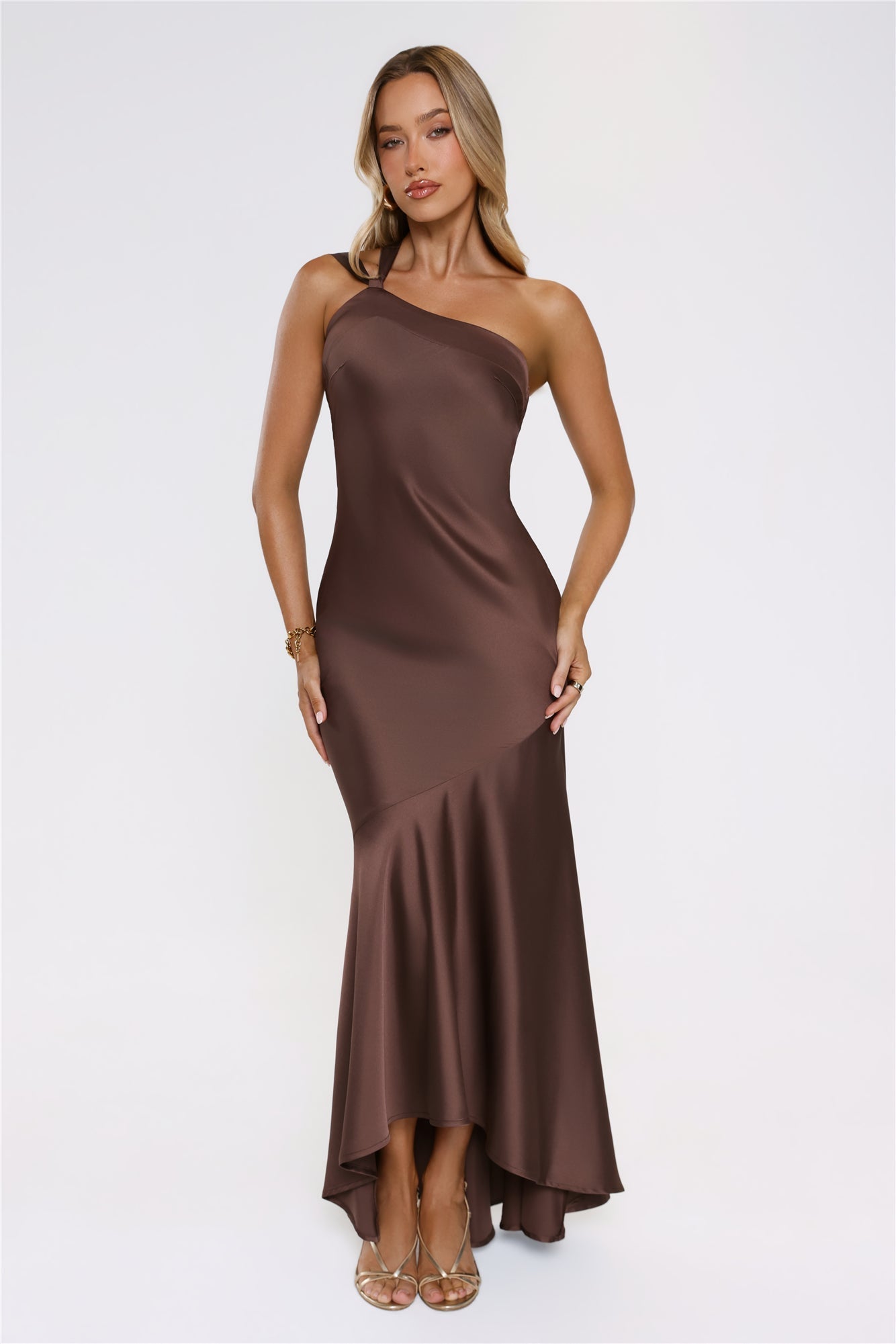 Romantic Affair — Vestido longo de cetim com um ombro só (Marrom)
