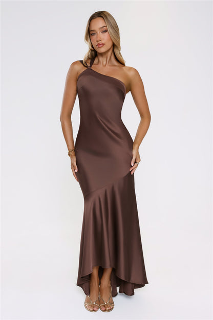 Romantic Affair — Vestido longo de cetim com um ombro só (Marrom)