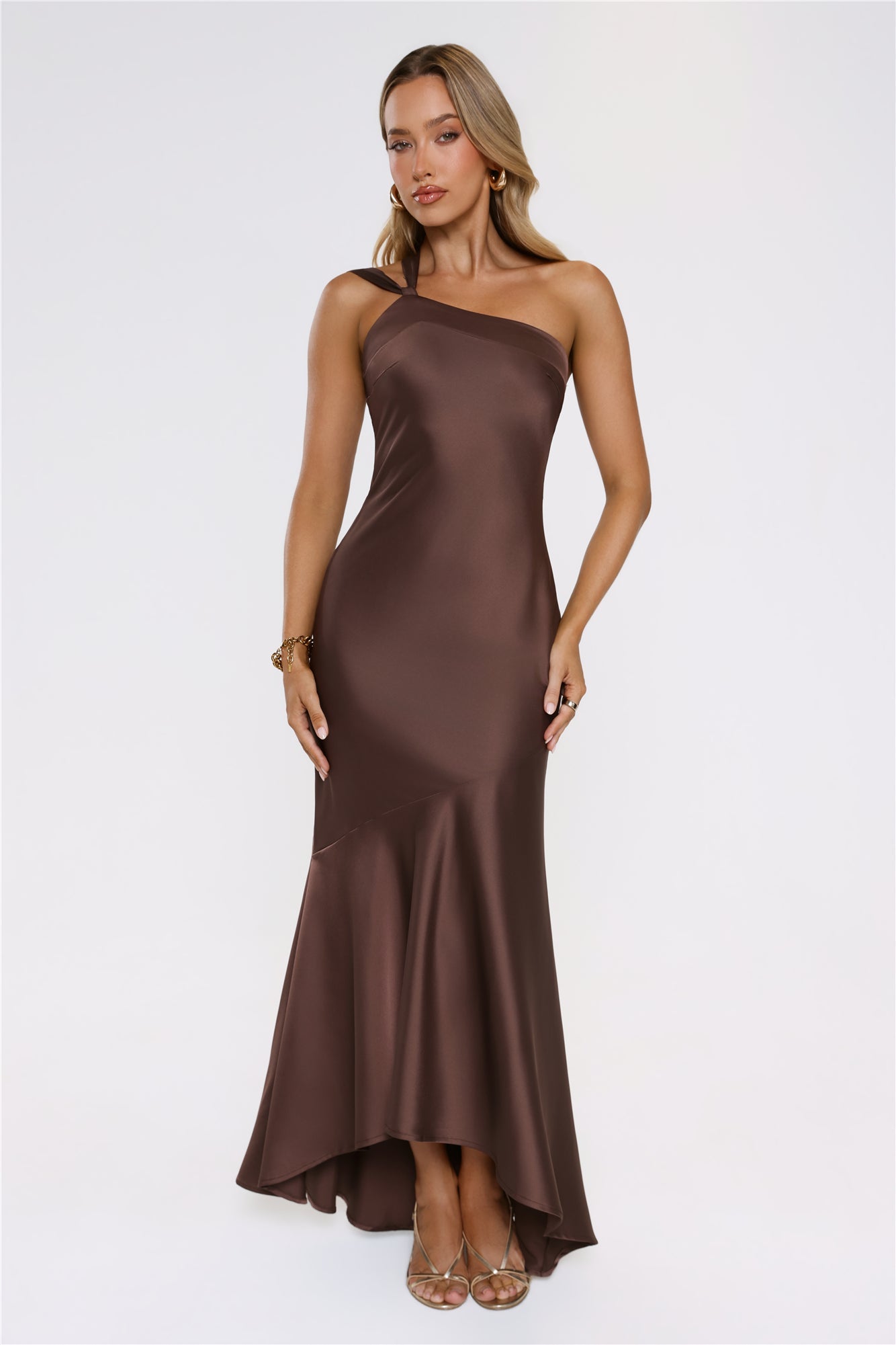 Romantic Affair — Vestido longo de cetim com um ombro só (Marrom)