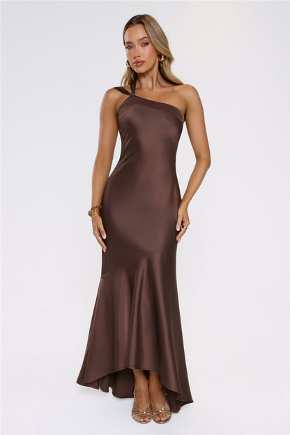 Romantic Affair — Vestido longo de cetim com um ombro só (Marrom)