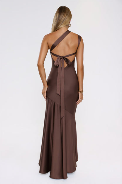 Romantic Affair — Vestido longo de cetim com um ombro só (Marrom)