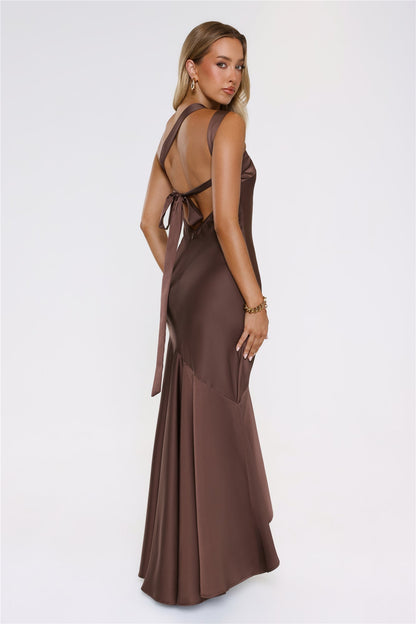 Romantic Affair — Vestido longo de cetim com um ombro só (Marrom)