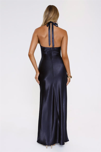 Vestido longo elegante em cetim com decote halter e recorte — Azul Marinho