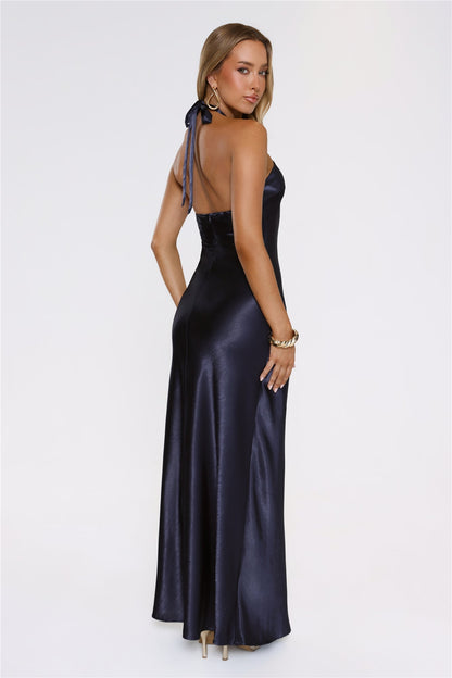 Vestido longo elegante em cetim com decote halter e recorte — Azul Marinho