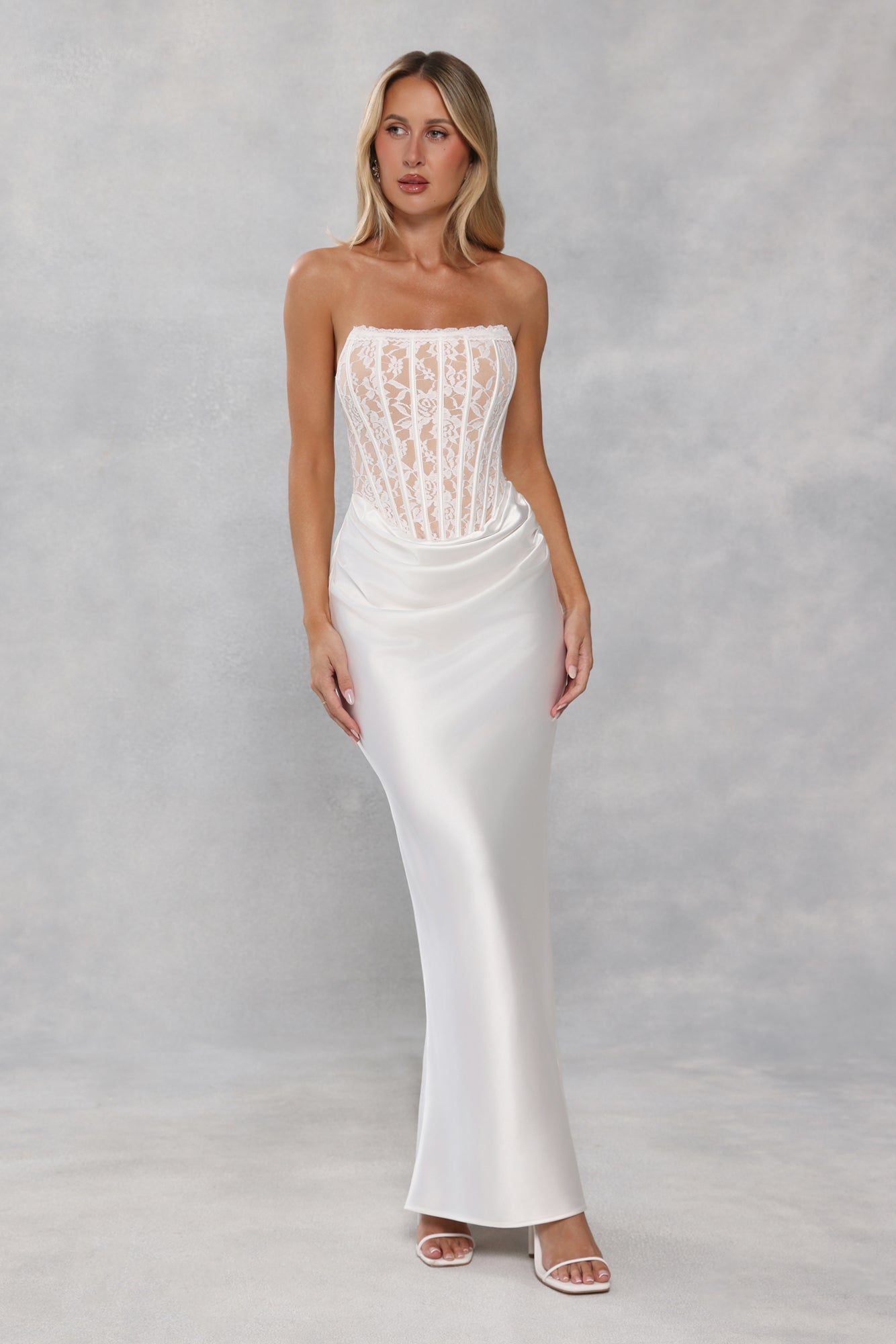 Vestido longo tomara-que-caia em cetim e renda "Love In Full Bloom" — Branco