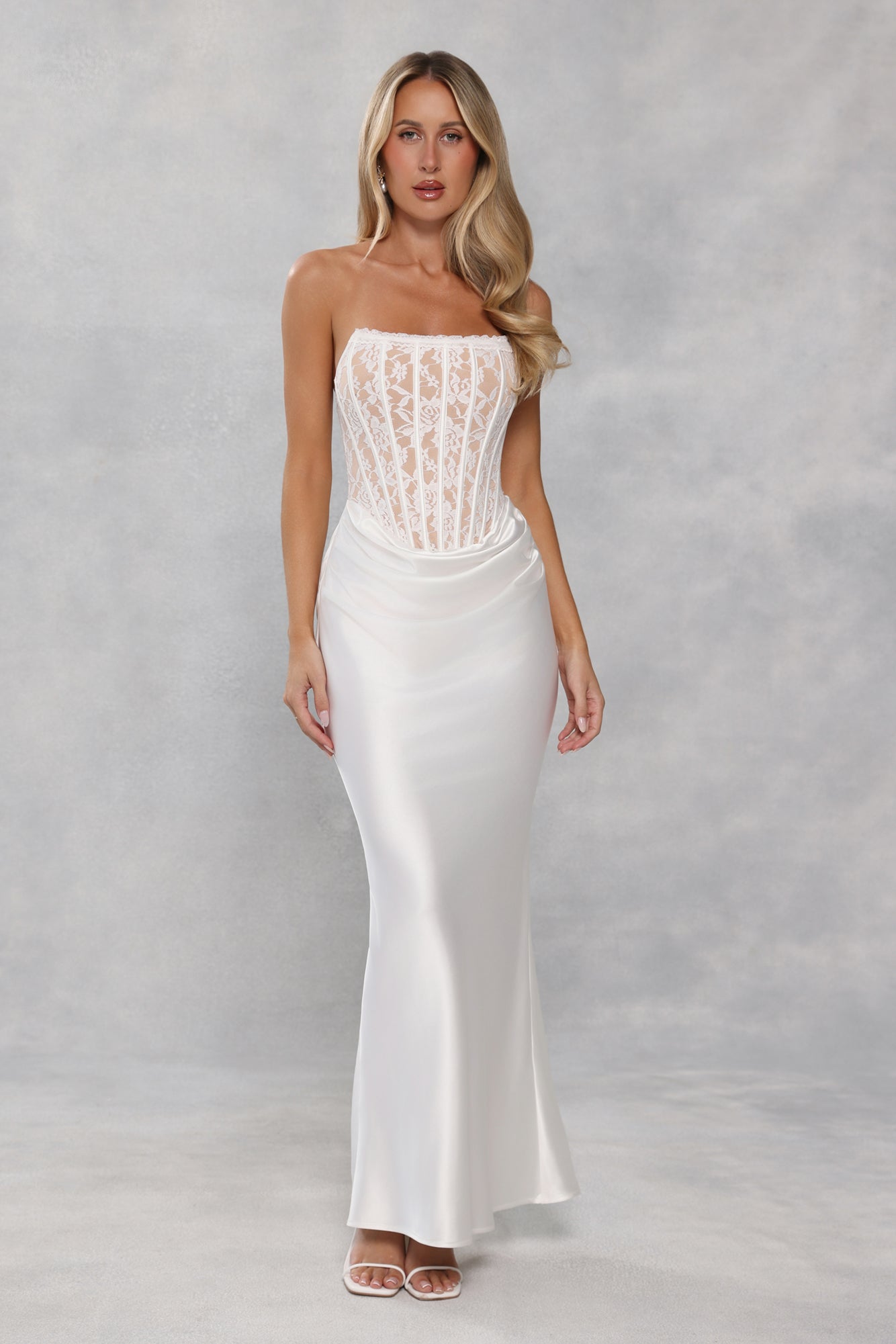Vestido longo tomara-que-caia em cetim e renda "Love In Full Bloom" — Branco