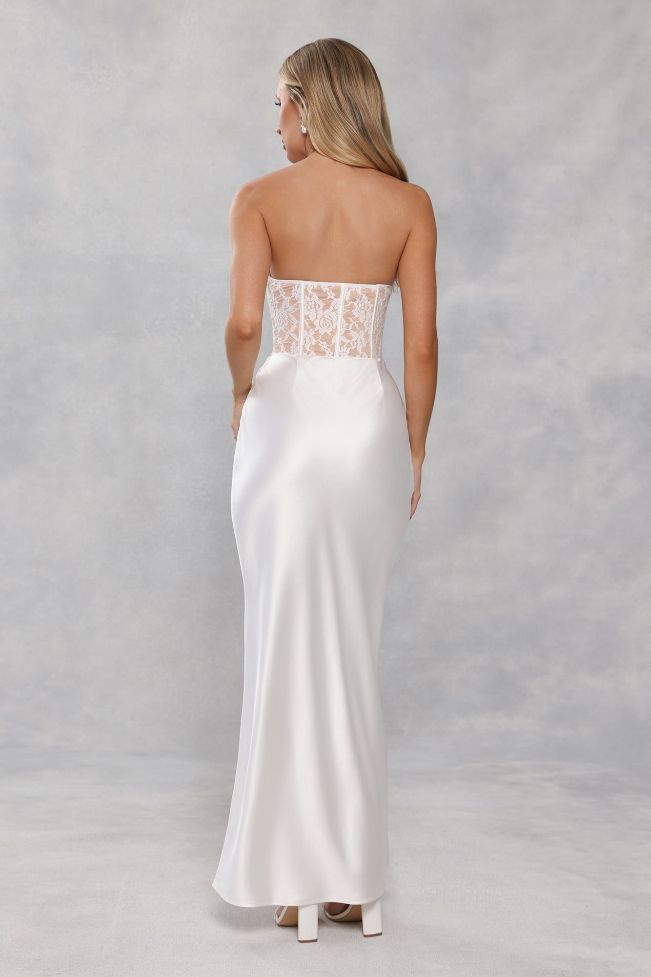 Vestido longo tomara-que-caia em cetim e renda "Love In Full Bloom" — Branco