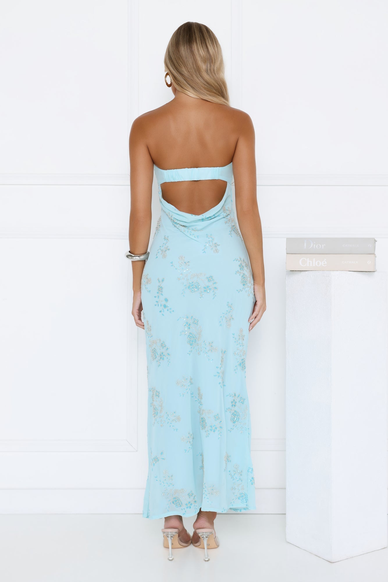 Vestido longo tomara-que-caia azul com aplicações florais cintilantes