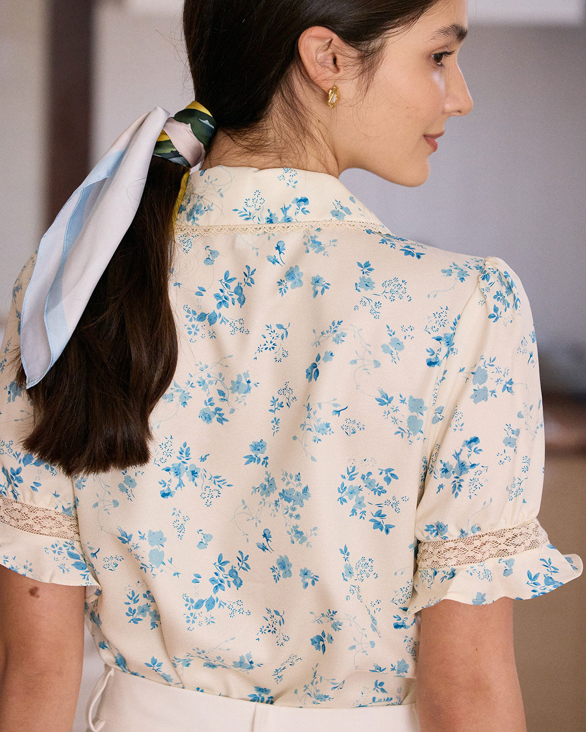 Camisa Floral Plissada com Detalhe em Renda