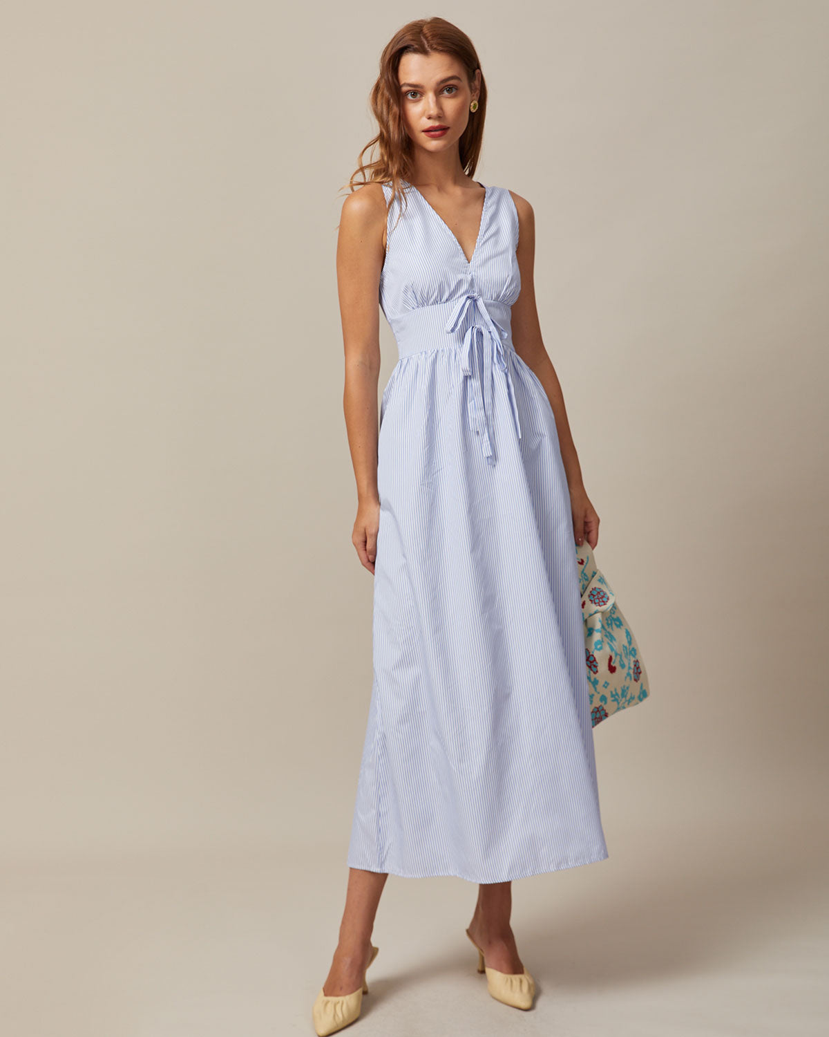 Vestido longo listrado azul com decote em V e franzidos