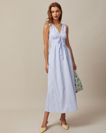 Vestido longo listrado azul com decote em V e franzidos
