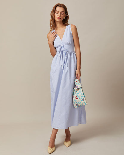 Vestido longo listrado azul com decote em V e franzidos