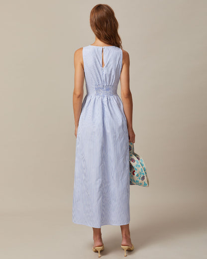 Vestido longo listrado azul com decote em V e franzidos