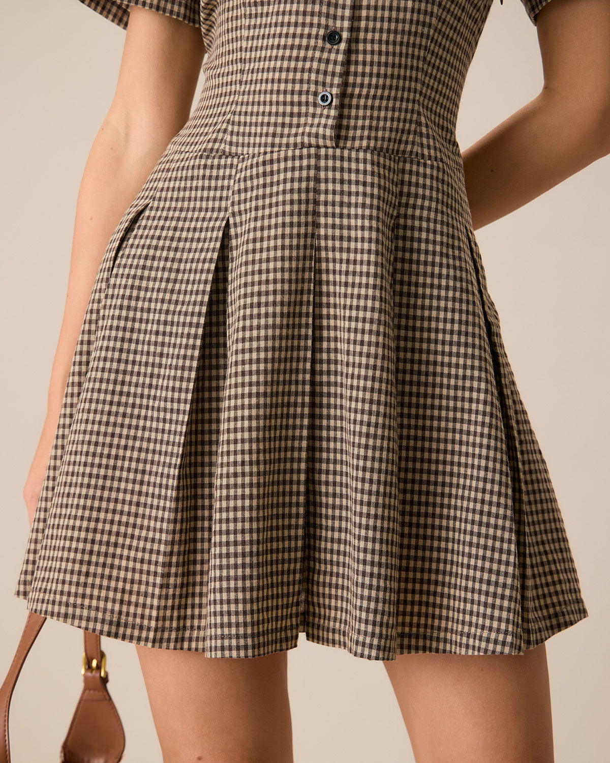 Mini vestido plissado xadrez marrom com lapela