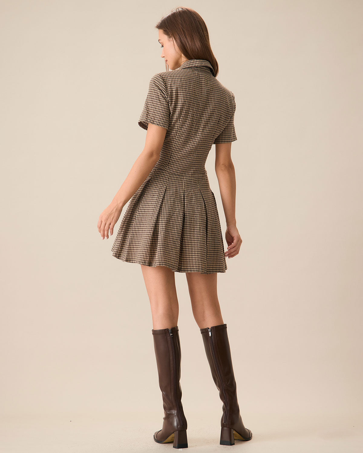 Mini vestido plissado xadrez marrom com lapela