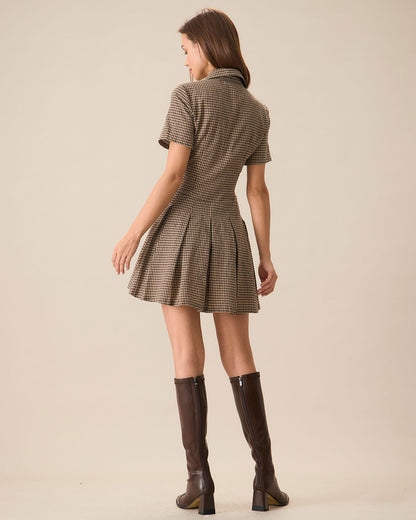 Mini vestido plissado xadrez marrom com lapela