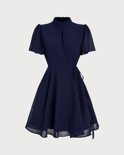 Vestido curto azul com mangas borboleta