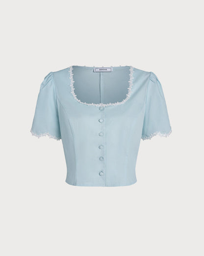 Blusa azul‑claro de renda com botões e decote quadrado