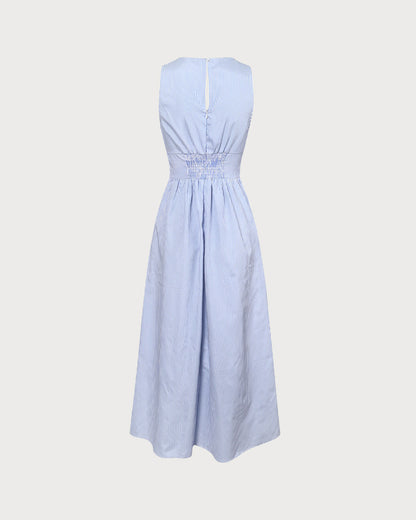 Vestido longo listrado azul com decote em V e franzidos