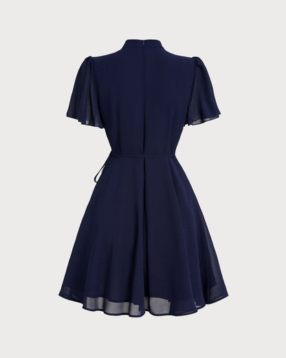 Vestido curto azul com mangas borboleta
