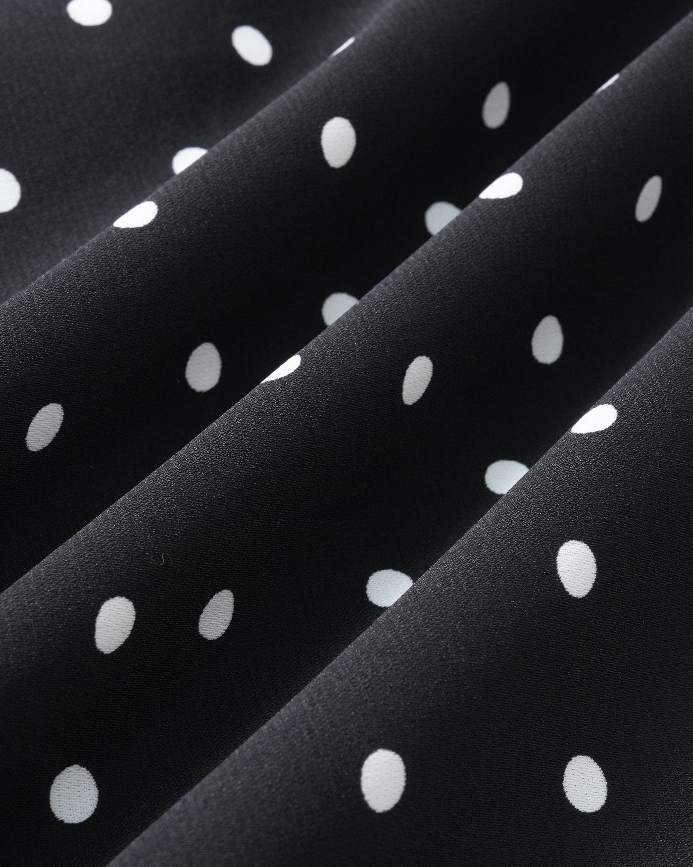 Vestido midi preto com estampa de poá e gola mandarim
