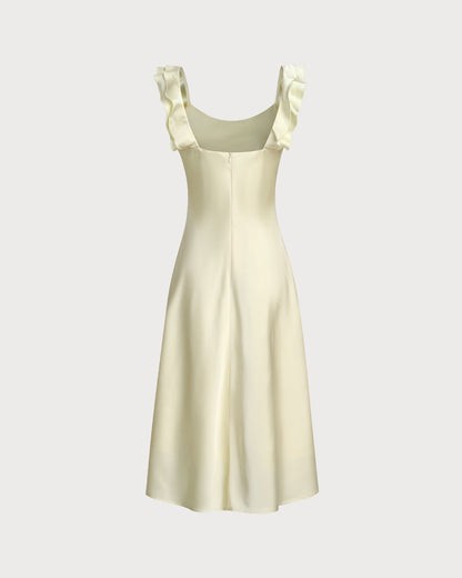 Vestido midi de cetim amarelo com decote quadrado e babados